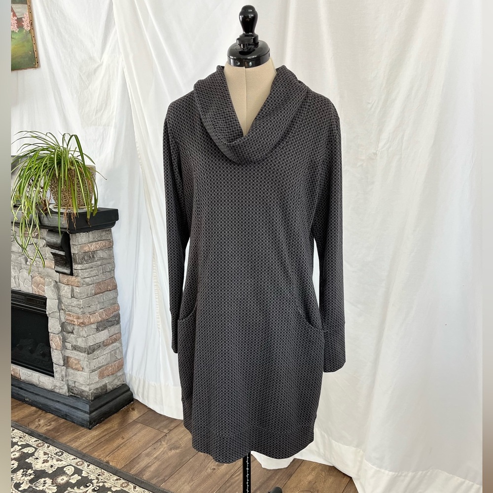 Women’s casual knit dress with pockets.